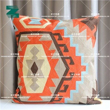 Cuscino decorativo con ricamo completo